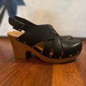 Kork-Ease black leather clogs • size 9
